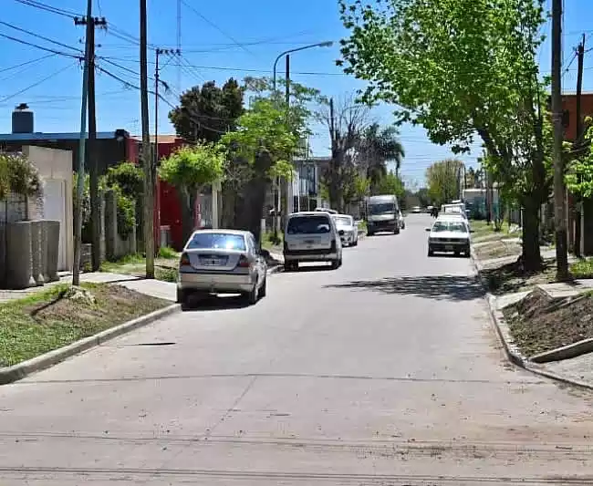 cuadras asfaltadas en el barrio Zapiola