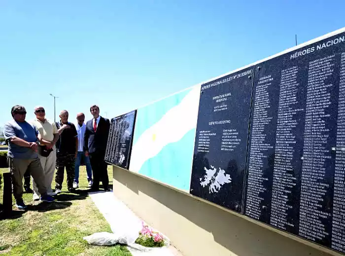 Restitución Placas Caídos en Malvinas