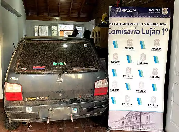 auto en la casa del delincuente