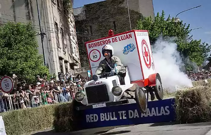 bomberos de lujan en la carrera de los autos locos