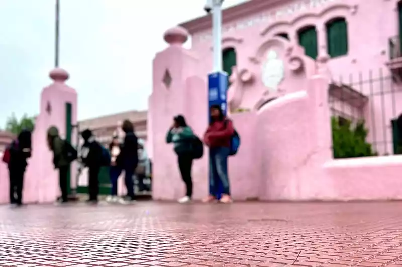 trabajos en veredas en la Escuela Normal